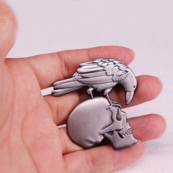 Gotische Brosche mit Rabenschädel-Prägung in Antik-Silber