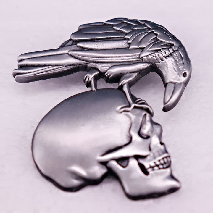 Gotische Brosche mit Rabenschädel-Prägung in Antik-Silber