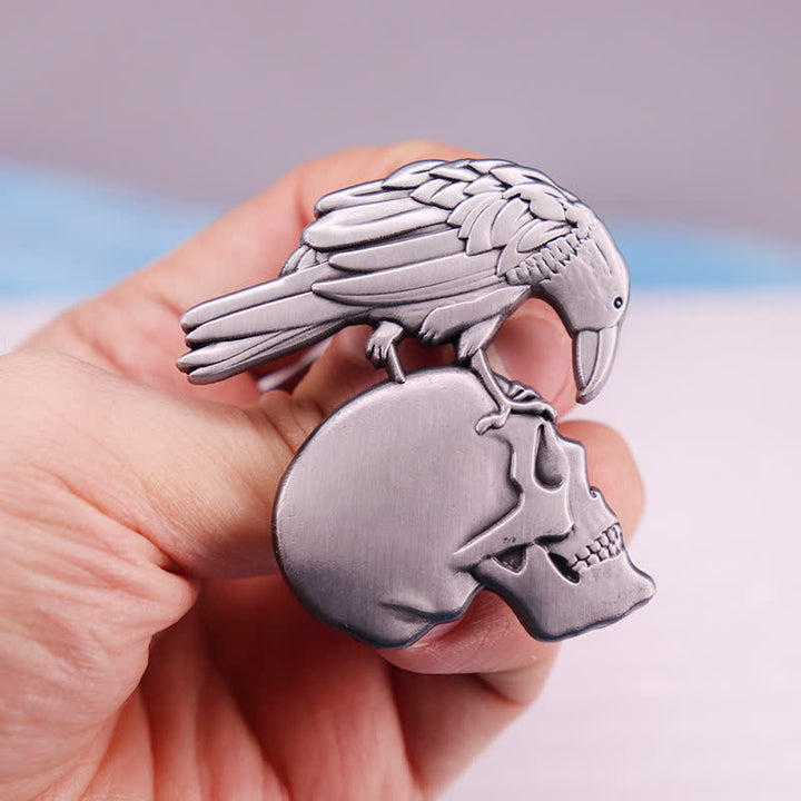 Gotische Brosche mit Rabenschädel-Prägung in Antik-Silber