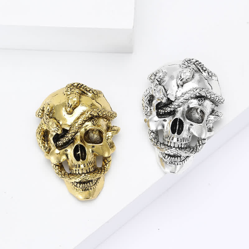 Piraten-Brosche im Gothic-Stil mit Totenkopf und umgebender Schlange