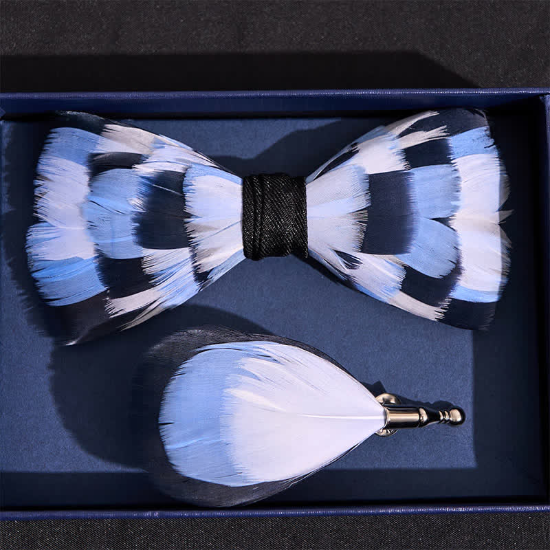 Blau-weiße Schachbrett-Federfliege mit Reversnadel