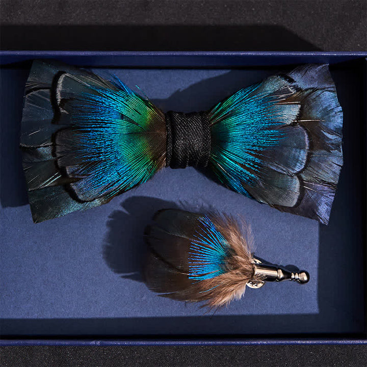 Kaskadierende marineblaue Federfliege mit Anstecknadel - image 3