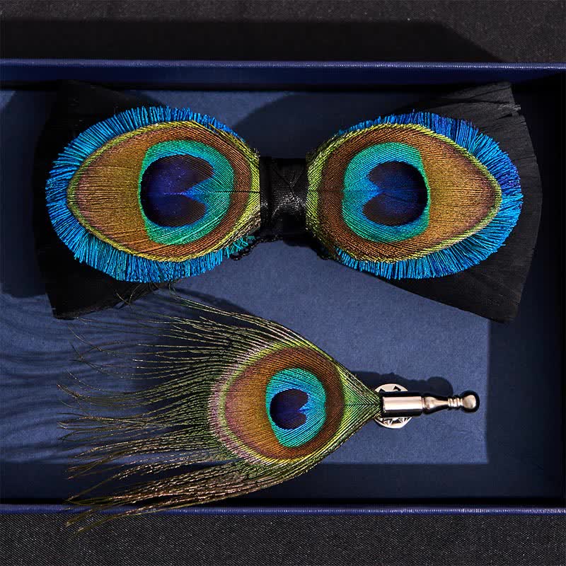 Blaue &amp; schwarze Fliege mit Pfauenaugenfedern