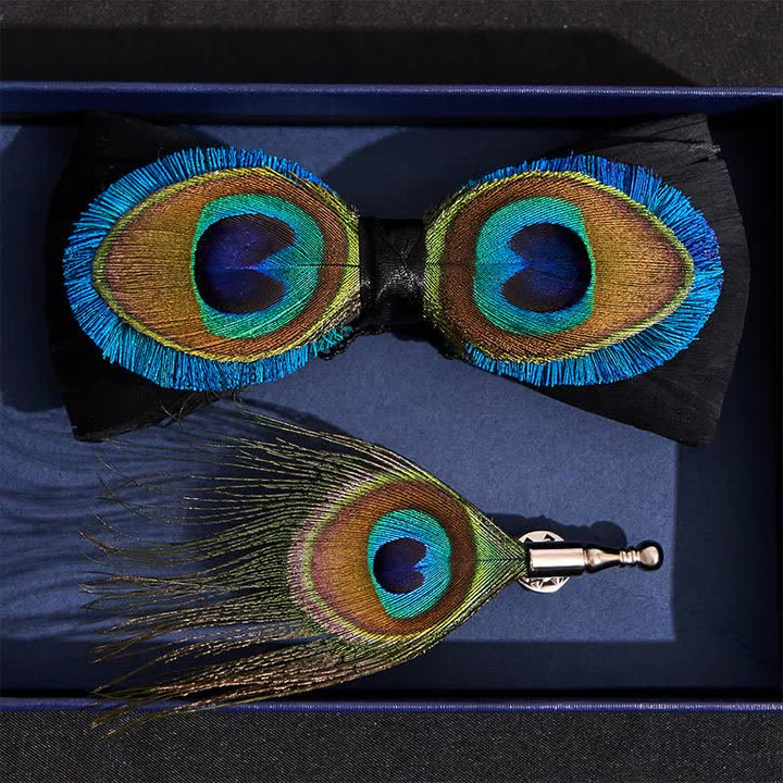Blaue &amp; schwarze Fliege mit Pfauenaugenfedern