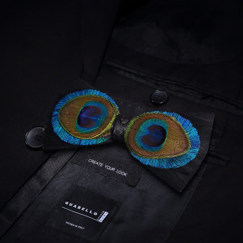 Blaue &amp; schwarze Fliege mit Pfauenaugenfedern