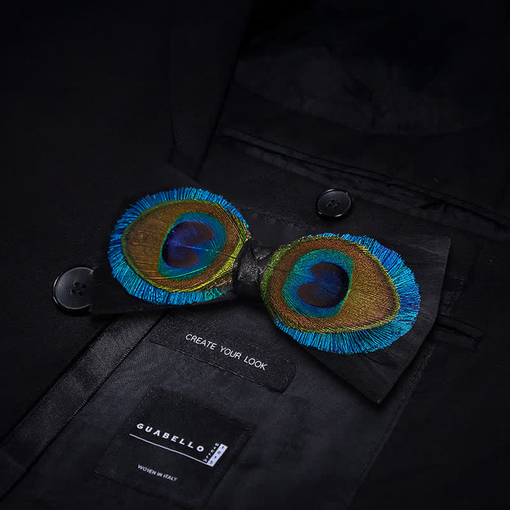 Blaue &amp; schwarze Fliege mit Pfauenaugenfedern