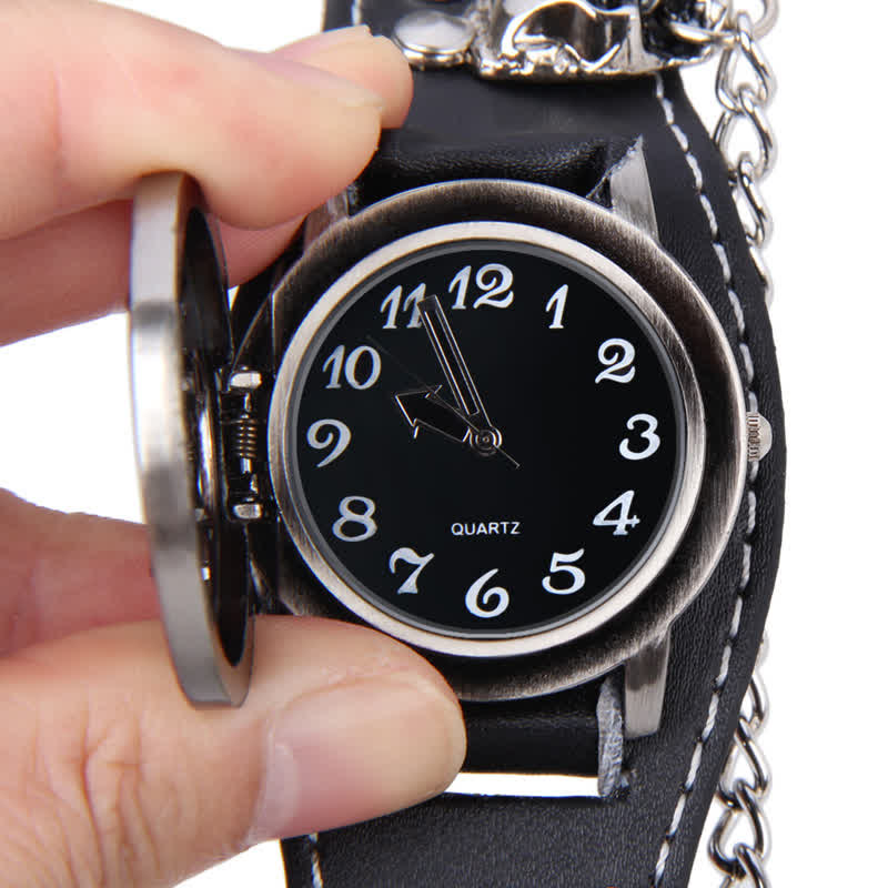 Herrenuhr mit Punk-Nieten-Kettenarmband und Lederarmband und Totenkopf-Abdeckung