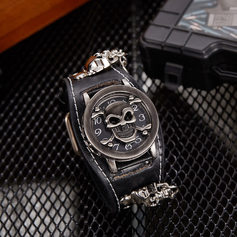 Herrenuhr mit Punk-Nieten-Kettenarmband und Lederarmband und Totenkopf-Abdeckung