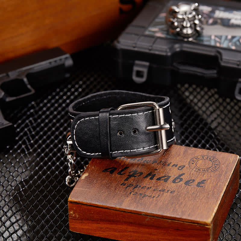 Herrenuhr mit Punk-Nieten-Kettenarmband und Lederarmband und Totenkopf-Abdeckung