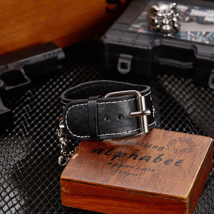 Herrenuhr mit Punk-Nieten-Kettenarmband und Lederarmband und Totenkopf-Abdeckung