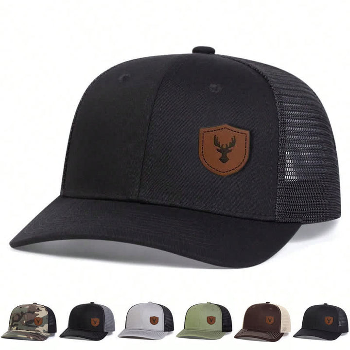 Kleine Trucker-Mütze aus braunem Leder mit Aufnäher im Geweih-Design
