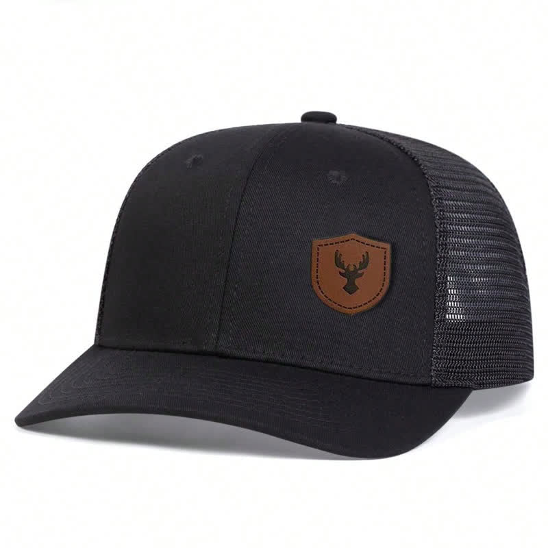 Kleine Trucker-Mütze aus braunem Leder mit Aufnäher im Geweih-Design