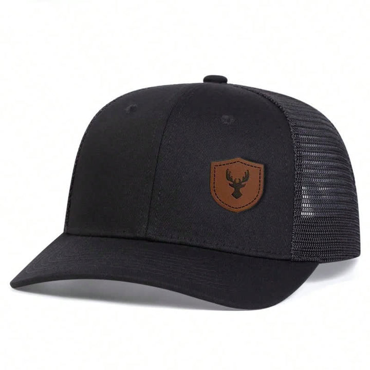 Kleine Trucker-Mütze aus braunem Leder mit Aufnäher im Geweih-Design