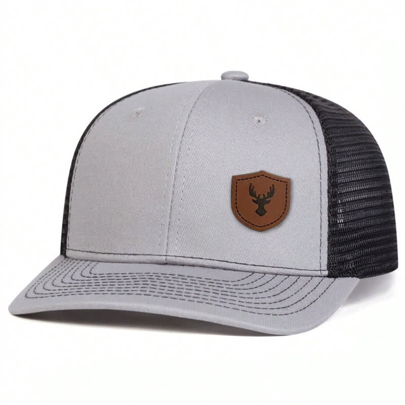 Kleine Trucker-Mütze aus braunem Leder mit Aufnäher im Geweih-Design
