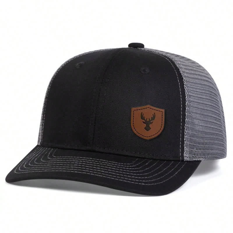 Kleine Trucker-Mütze aus braunem Leder mit Aufnäher im Geweih-Design
