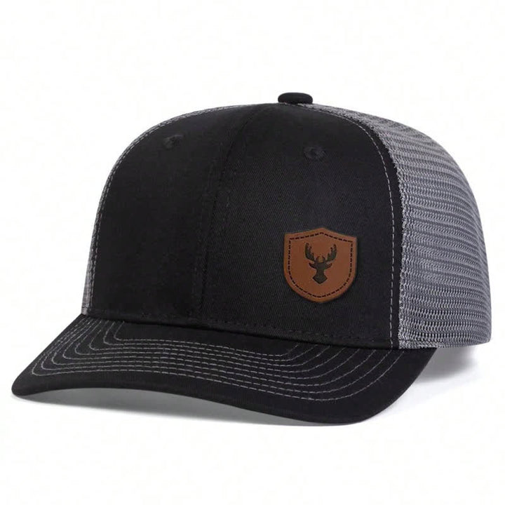 Kleine Trucker-Mütze aus braunem Leder mit Aufnäher im Geweih-Design