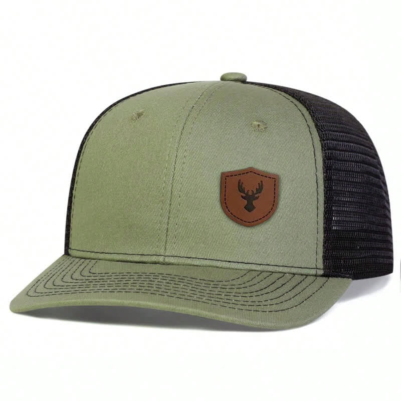 Kleine Trucker-Mütze aus braunem Leder mit Aufnäher im Geweih-Design