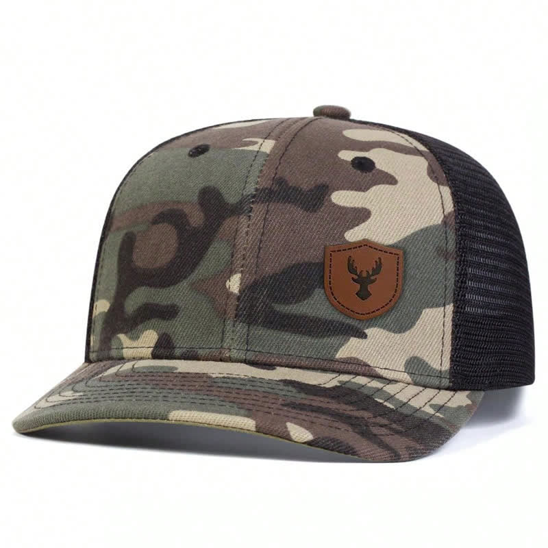 Kleine Trucker-Mütze aus braunem Leder mit Aufnäher im Geweih-Design