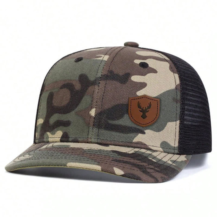 Kleine Trucker-Mütze aus braunem Leder mit Aufnäher im Geweih-Design