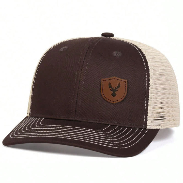 Kleine Trucker-Mütze aus braunem Leder mit Aufnäher im Geweih-Design