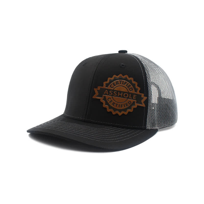 Trucker-Mütze aus braunem Leder mit Buchstabenmuster und Label-Patch