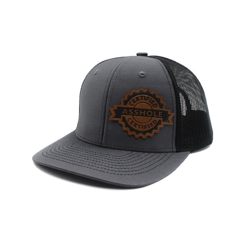 Trucker-Mütze aus braunem Leder mit Buchstabenmuster und Label-Patch