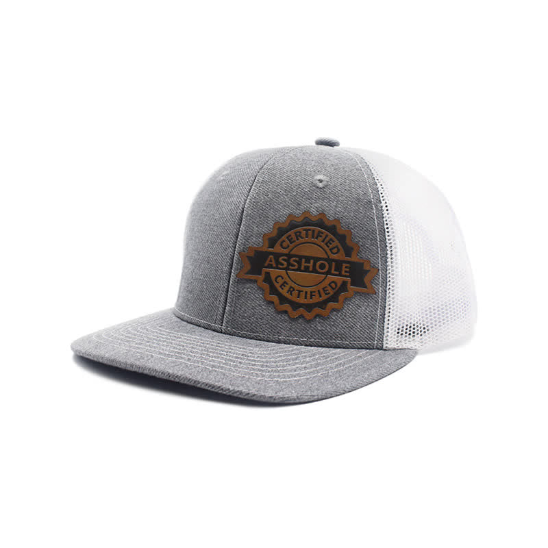Trucker-Mütze aus braunem Leder mit Buchstabenmuster und Label-Patch