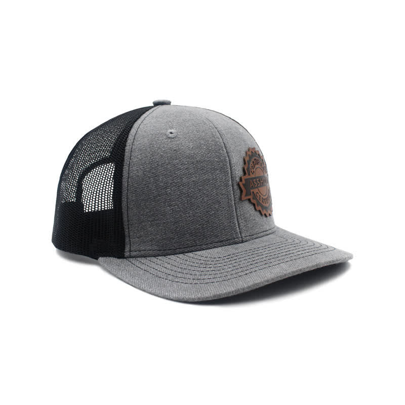 Trucker-Mütze aus braunem Leder mit Buchstabenmuster und Label-Patch
