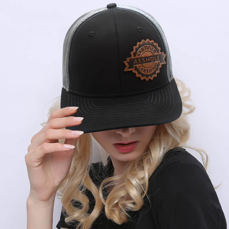Trucker-Mütze aus braunem Leder mit Buchstabenmuster und Label-Patch