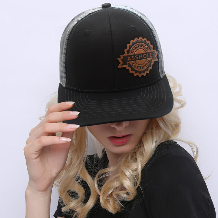 Trucker-Mütze aus braunem Leder mit Buchstabenmuster und Label-Patch