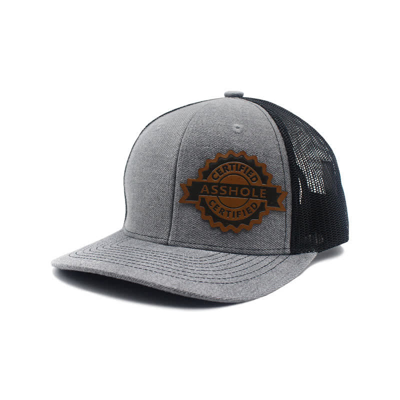 Trucker-Mütze aus braunem Leder mit Buchstabenmuster und Label-Patch