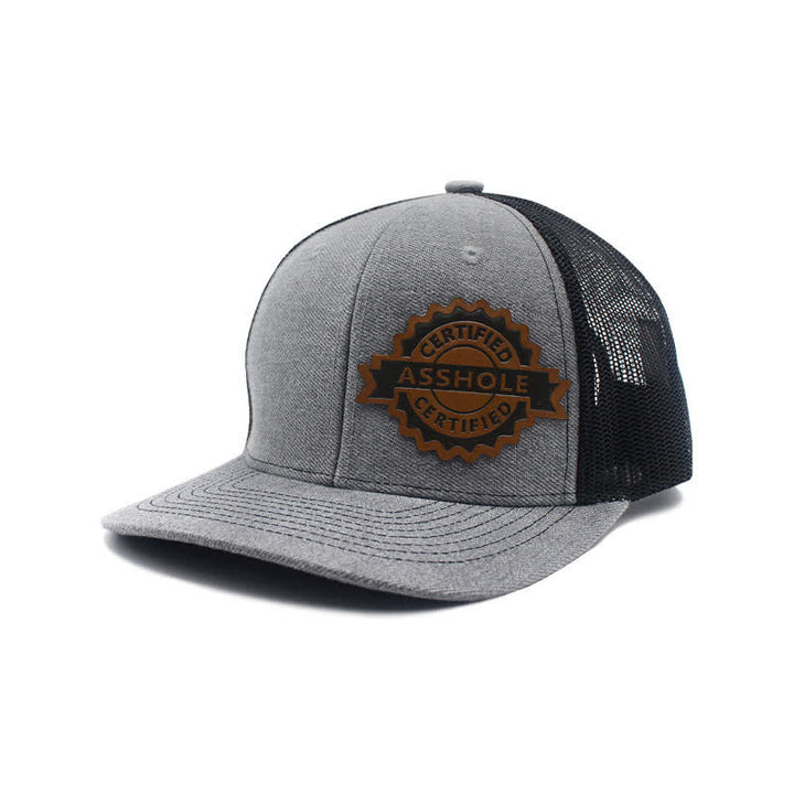 Trucker-Mütze aus braunem Leder mit Buchstabenmuster und Label-Patch