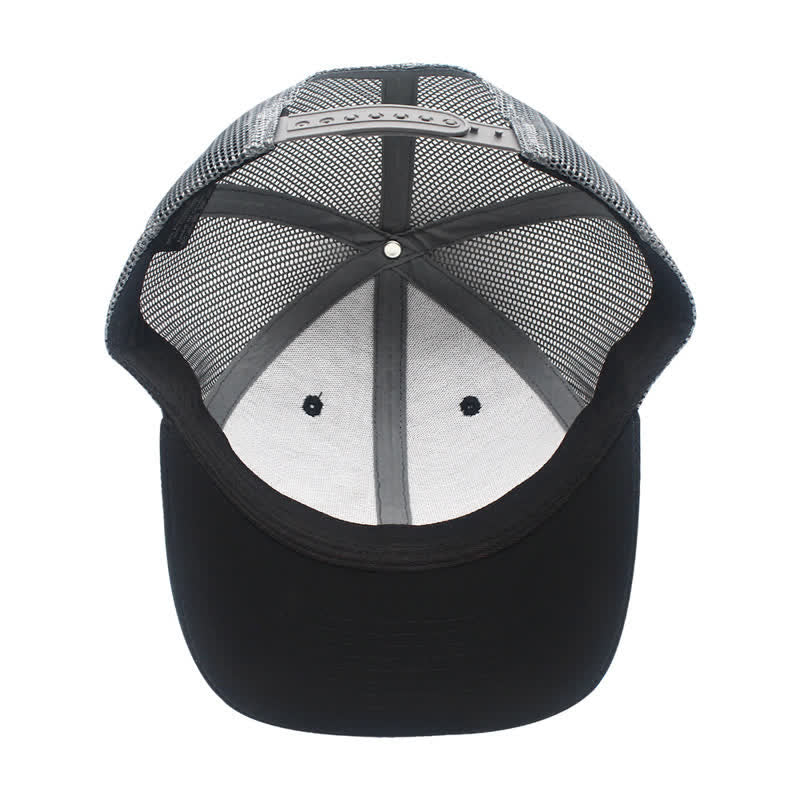 Trucker-Mütze aus braunem Leder mit Buchstabenmuster und Label-Patch