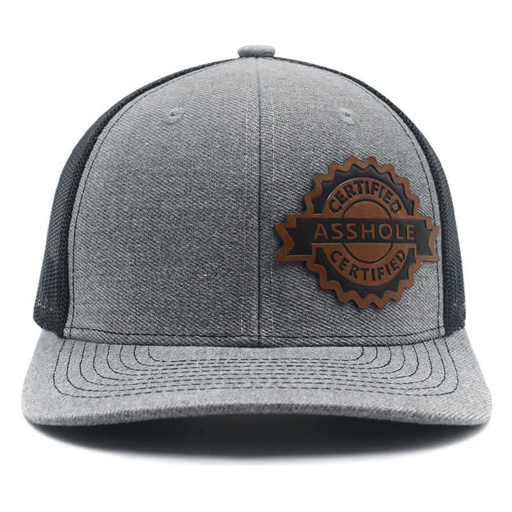 Trucker-Mütze aus braunem Leder mit Buchstabenmuster und Label-Patch