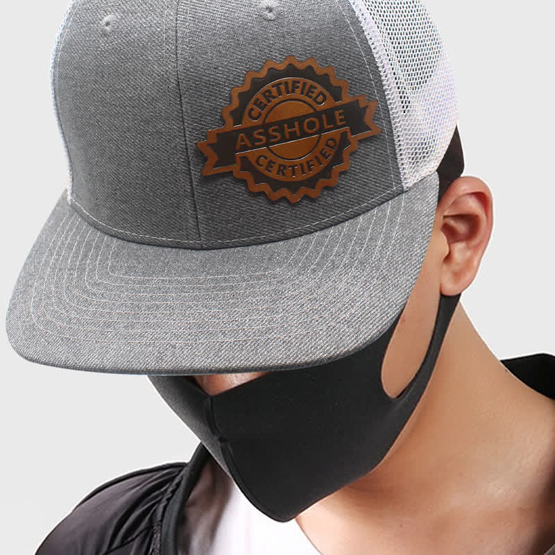 Trucker-Mütze aus braunem Leder mit Buchstabenmuster und Label-Patch