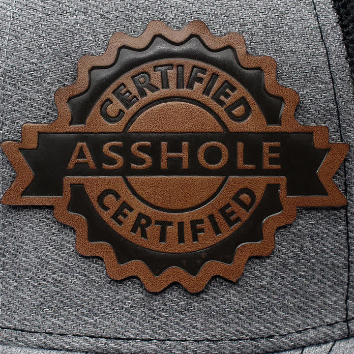 Trucker-Mütze aus braunem Leder mit Buchstabenmuster und Label-Patch