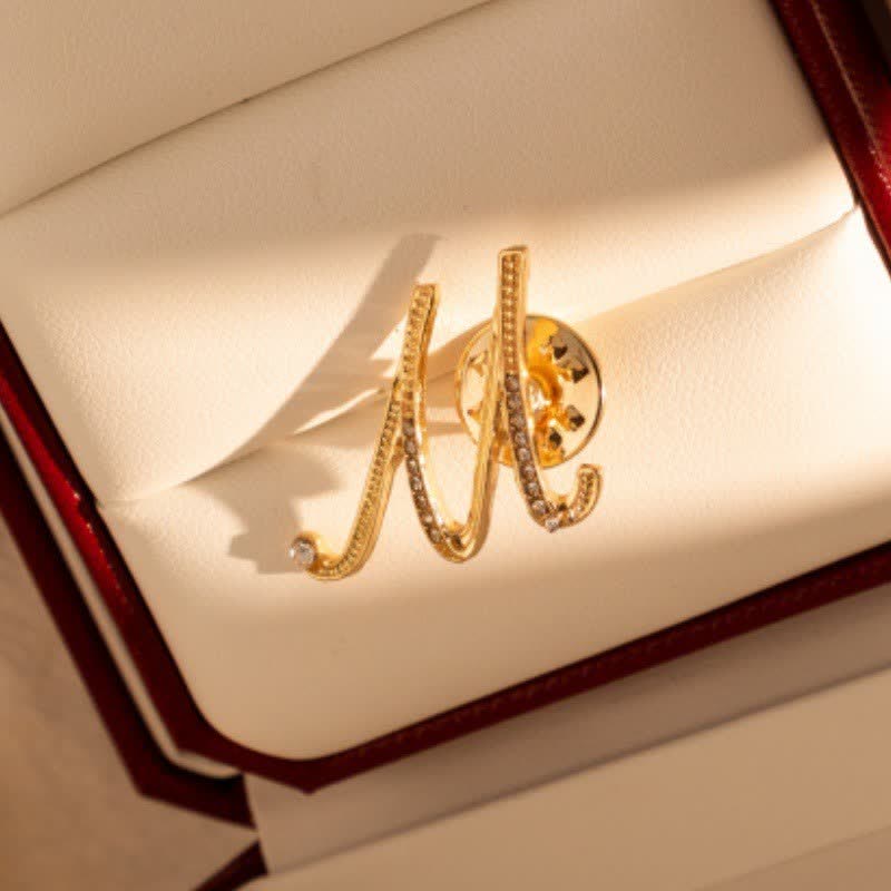 Goldfarbene Brosche mit Strasssteinen im Alphabet-Stil mit Anfangsbuchstaben 26
