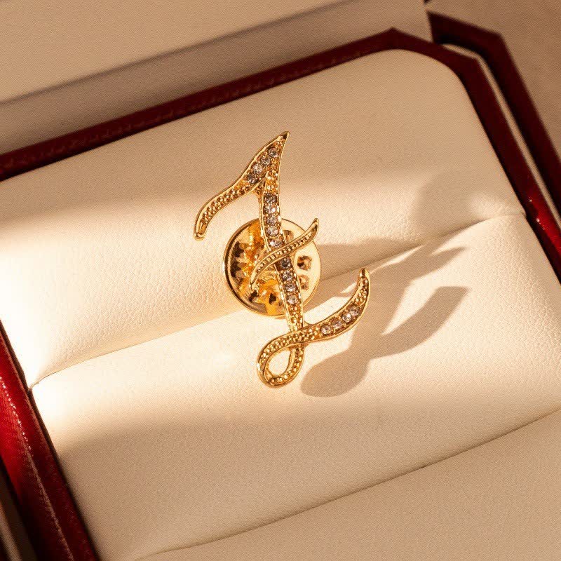 Goldfarbene Brosche mit Strasssteinen im Alphabet-Stil mit Anfangsbuchstaben 26