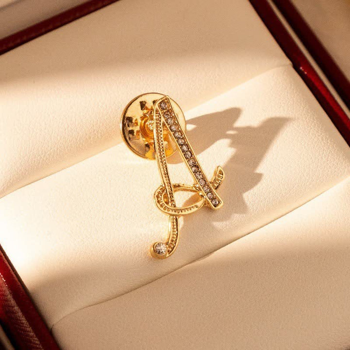 Goldfarbene Brosche mit Strasssteinen im Alphabet-Stil mit Anfangsbuchstaben 26