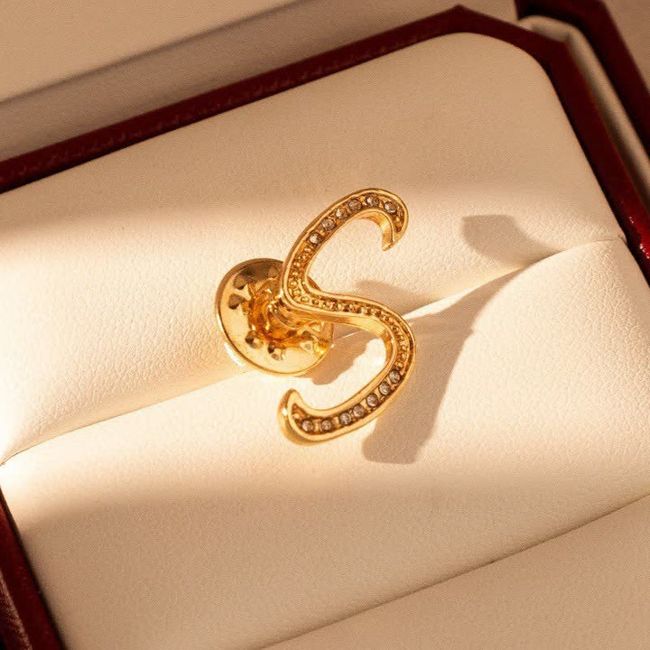 Goldfarbene Brosche mit Strasssteinen im Alphabet-Stil mit Anfangsbuchstaben 26