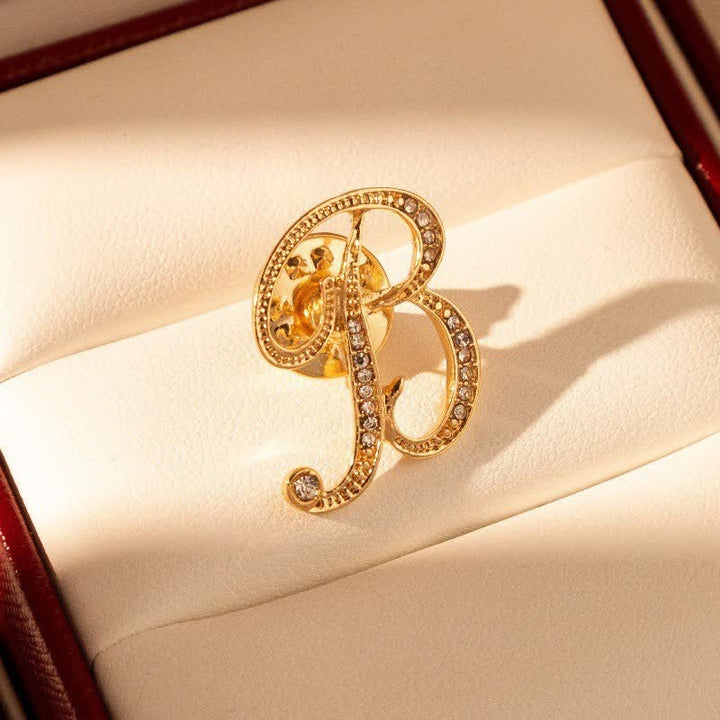 Goldfarbene Brosche mit Strasssteinen im Alphabet-Stil mit Anfangsbuchstaben 26