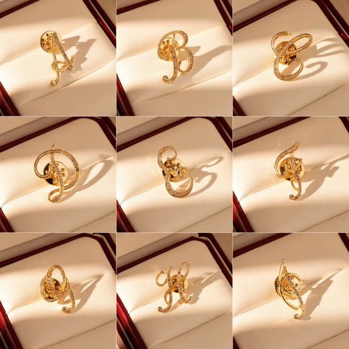Goldfarbene Brosche mit Strasssteinen im Alphabet-Stil mit Anfangsbuchstaben 26