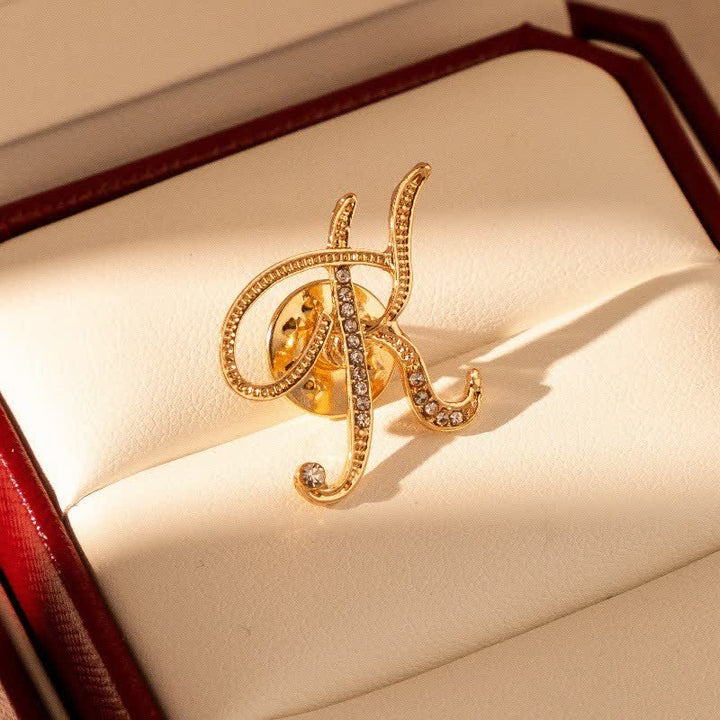 Goldfarbene Brosche mit Strasssteinen im Alphabet-Stil mit Anfangsbuchstaben 26