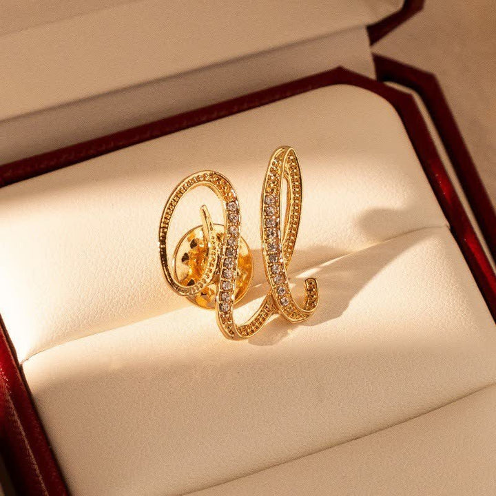 Goldfarbene Brosche mit Strasssteinen im Alphabet-Stil mit Anfangsbuchstaben 26