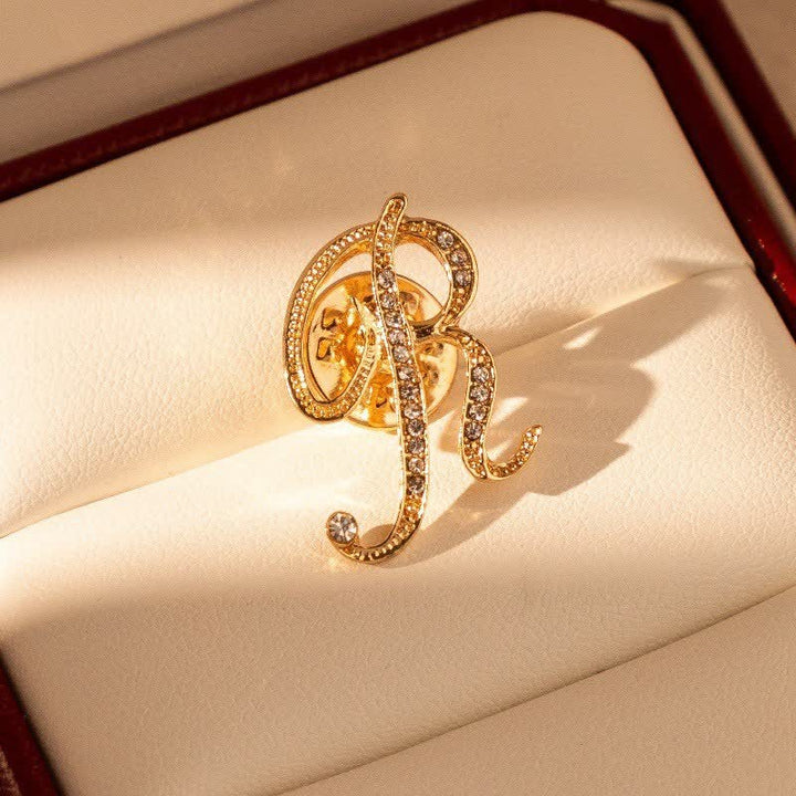Goldfarbene Brosche mit Strasssteinen im Alphabet-Stil mit Anfangsbuchstaben 26