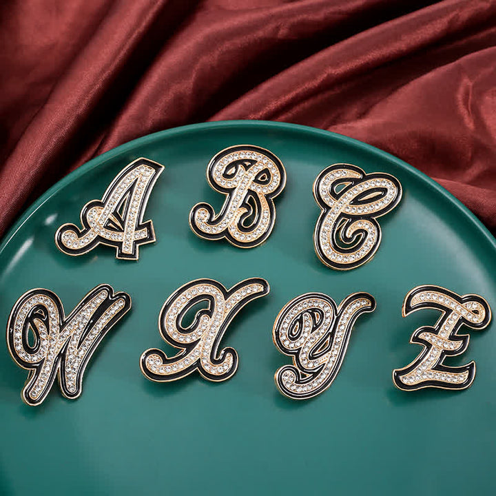 Schwarz emaillierte Brosche mit 26 Buchstaben und Strasssteinen
