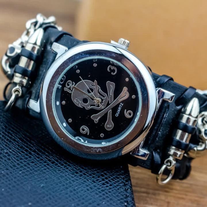 Herrenuhr mit Rock-Totenkopf-Zifferblatt und silberner Flusskette aus Leder