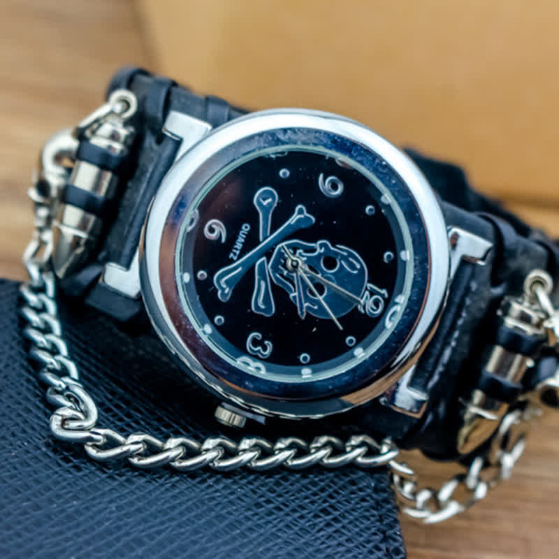 Herrenuhr mit Rock-Totenkopf-Zifferblatt und silberner Flusskette aus Leder