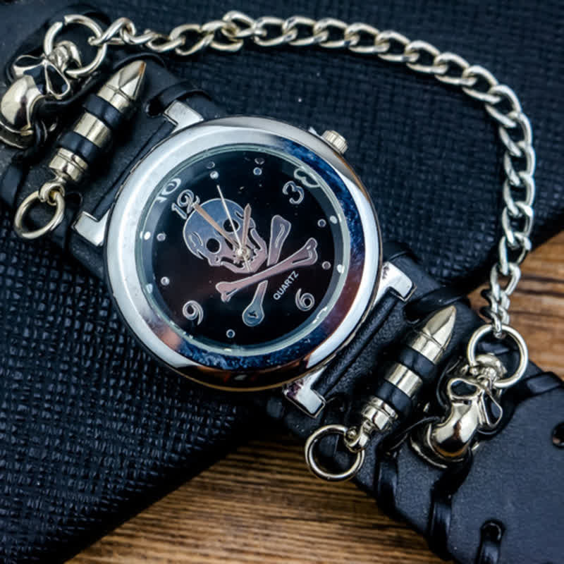 Herrenuhr mit Rock-Totenkopf-Zifferblatt und silberner Flusskette aus Leder
