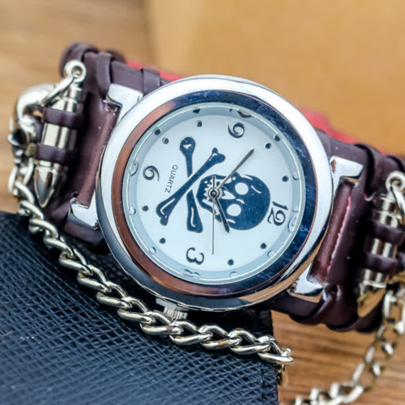 Herrenuhr mit Rock-Totenkopf-Zifferblatt und silberner Flusskette aus Leder